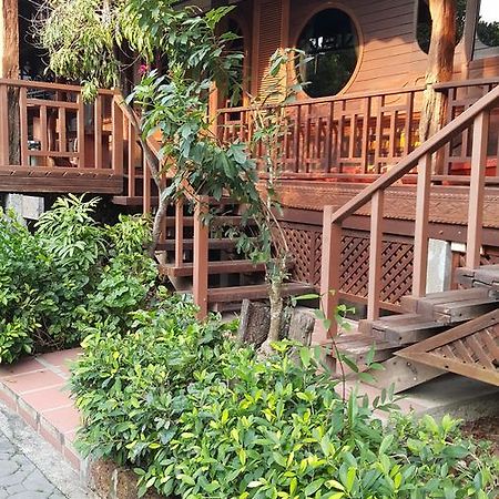 Ruean Mai Chai Khlong Amphawa Bagian luar foto