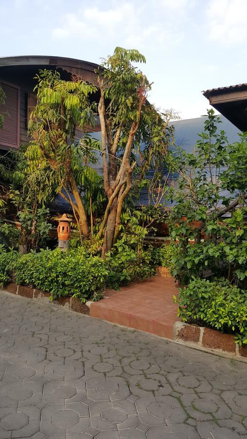 Ruean Mai Chai Khlong Amphawa Bagian luar foto