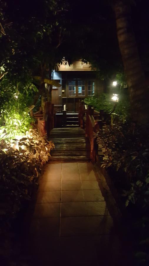 Ruean Mai Chai Khlong Amphawa Bagian luar foto