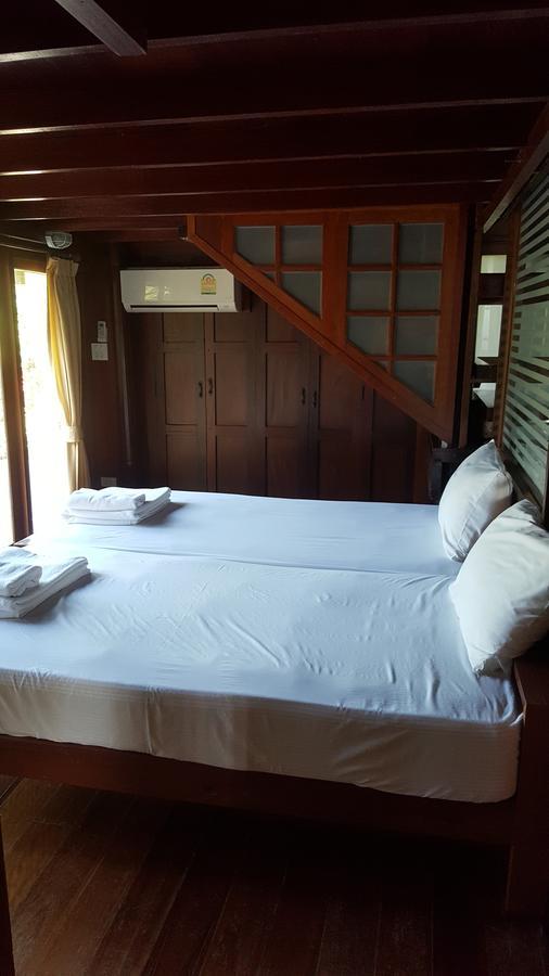 Ruean Mai Chai Khlong Amphawa Bagian luar foto