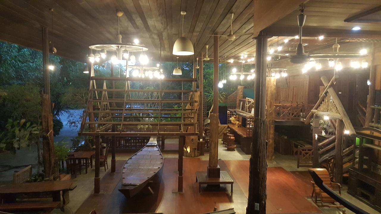 Ruean Mai Chai Khlong Amphawa Bagian luar foto