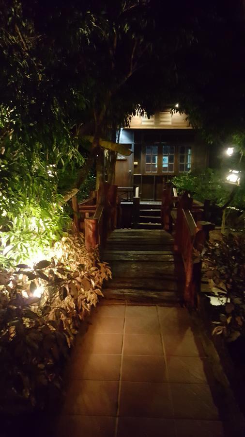 Ruean Mai Chai Khlong Amphawa Bagian luar foto