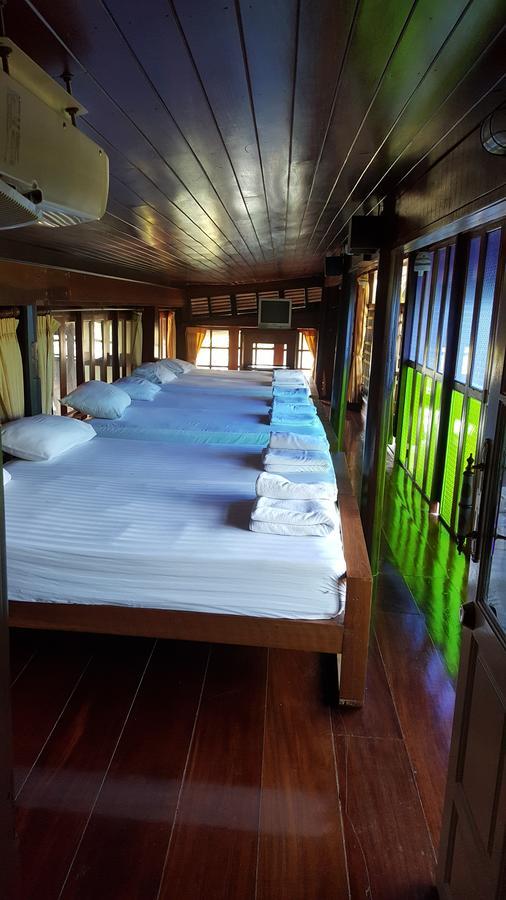 Ruean Mai Chai Khlong Amphawa Bagian luar foto